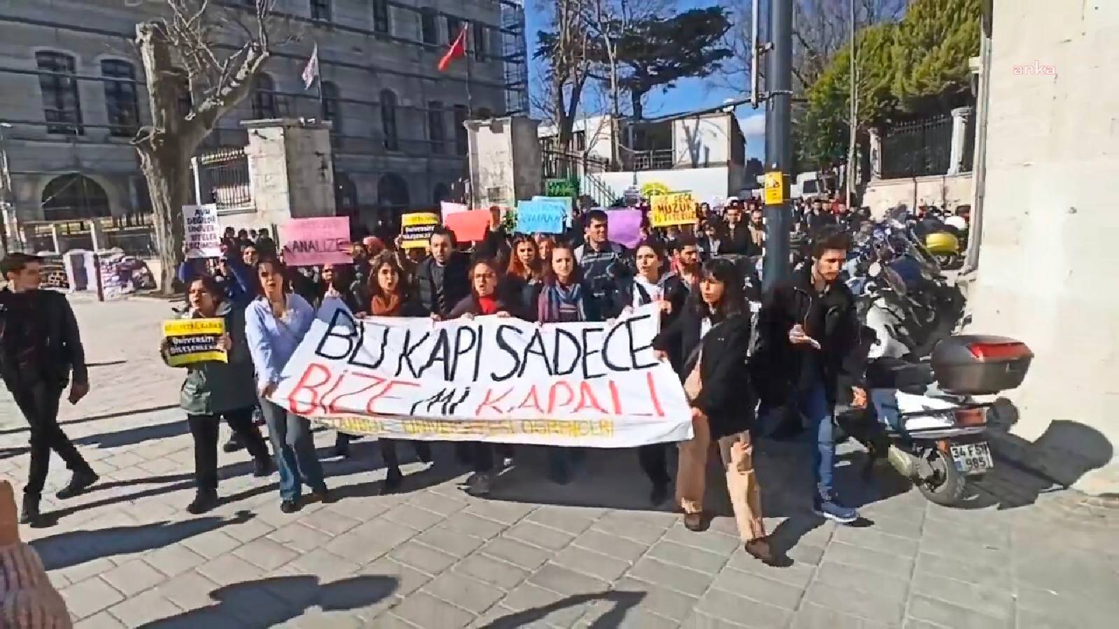 İstanbul Üniversitesi öğrencilerinin protestosuna çevik müdahalesi: Bu kapı sadece bize mi kapalı? - T24