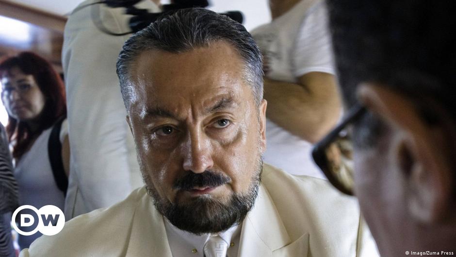 Adnan Oktar'a hangi siyasetçi yardımcı oldu? – DW – 13.02.2024 - DW (Türkçe)