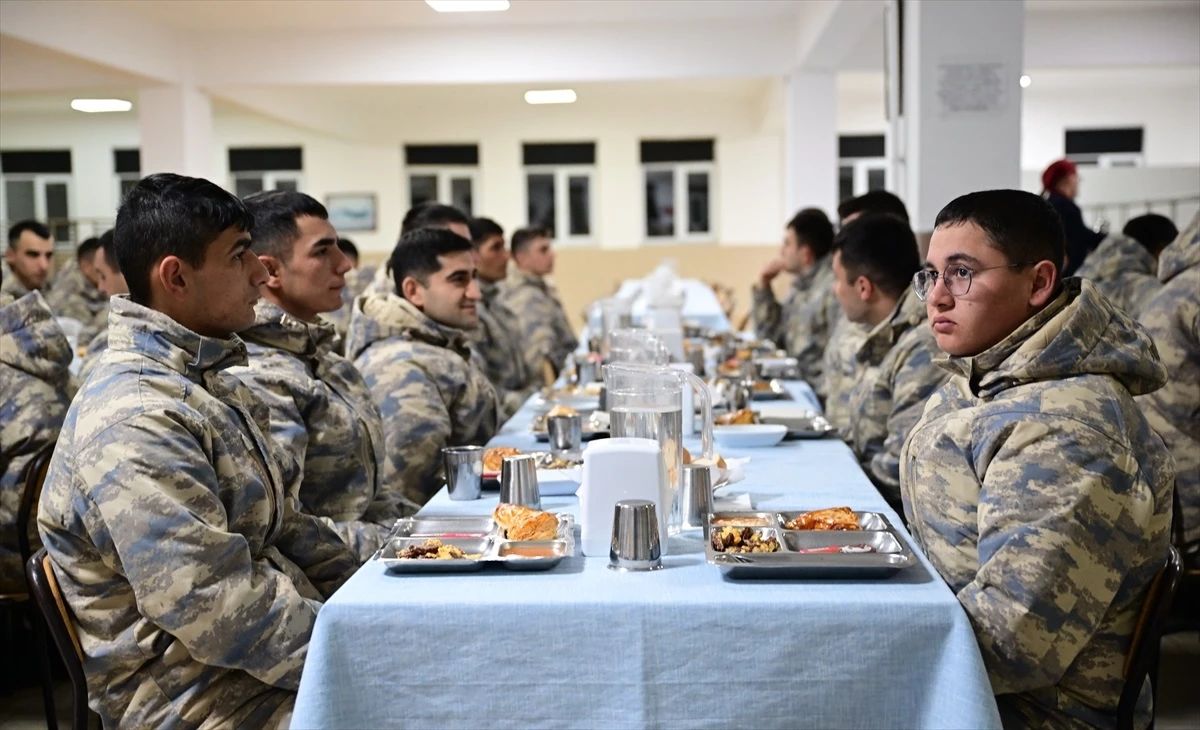 İstanbul’da Hava Uçaksavar Er Eğitim Merkezi Komutanlığı’nda Mehmetçikler Sahur Yaptı – Son Dakika Haberi