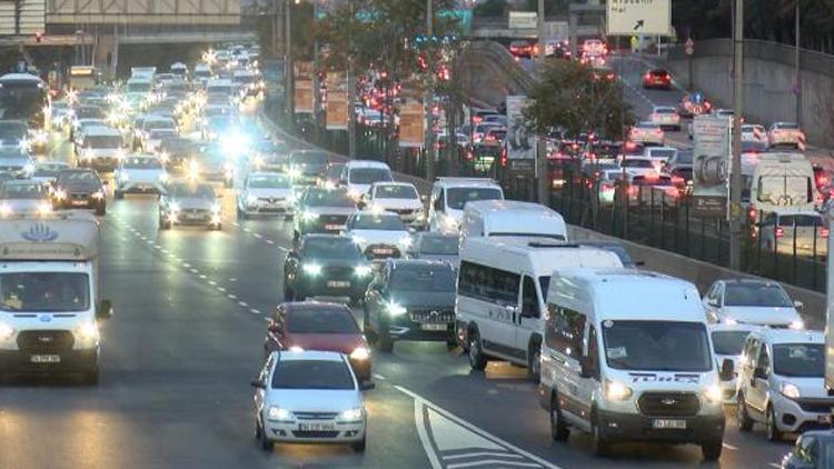 İstanbul trafiğinde eğitim dönemi yoğunluğu - Son Dakika Haber - Hürriyet