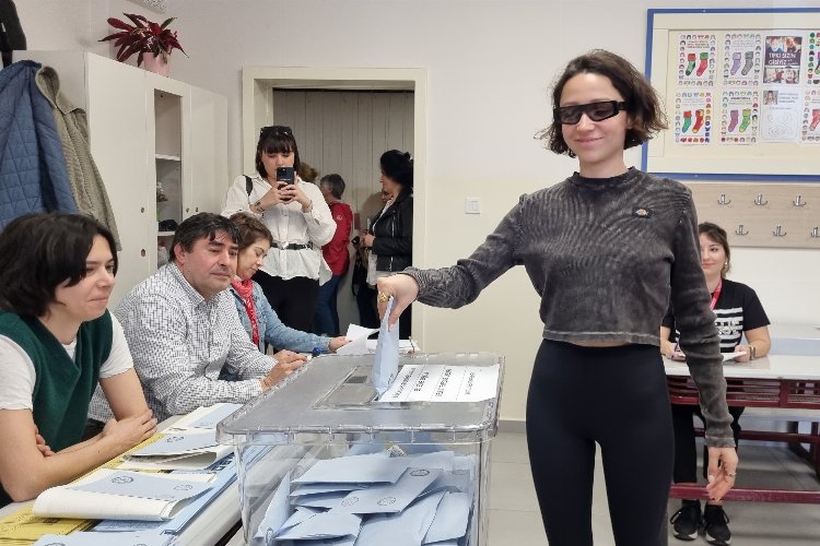 Zeynep Bastık’ın Oy Sırasında Asistanını Bekletmesi Tartışma Yarattı!