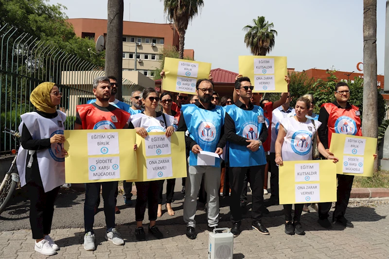 Adana’da Eğitim Gücü Sen Üyeleri İstanbul’da Okul Müdürünün Öldürülmesini Protesto Etti