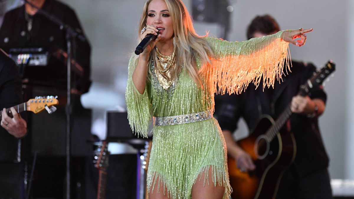 Carrie Underwood showcases very toned legs in flirty green mini dres - HELLO!