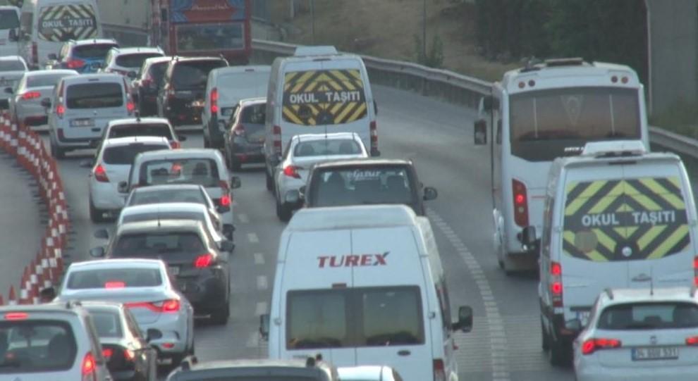 İstanbul'da trafikte eğitim öğretim yoğunluğu - Son Dakika Haberler - Hürriyet