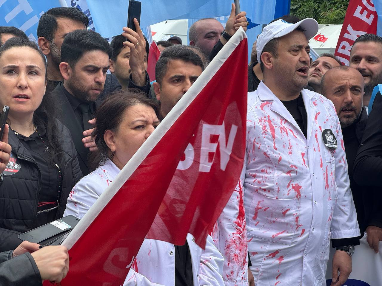 İstanbul'daki eğitim sendikalarından öldürülen lise müdürü için protesto - Bizim Sakarya Gazetesi