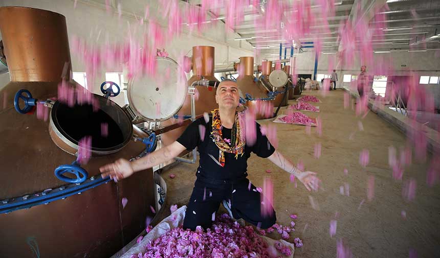 Şarkıcı Berdan Mardini’den Şaşırtıcı Hamle: Fabrika Kurdu!