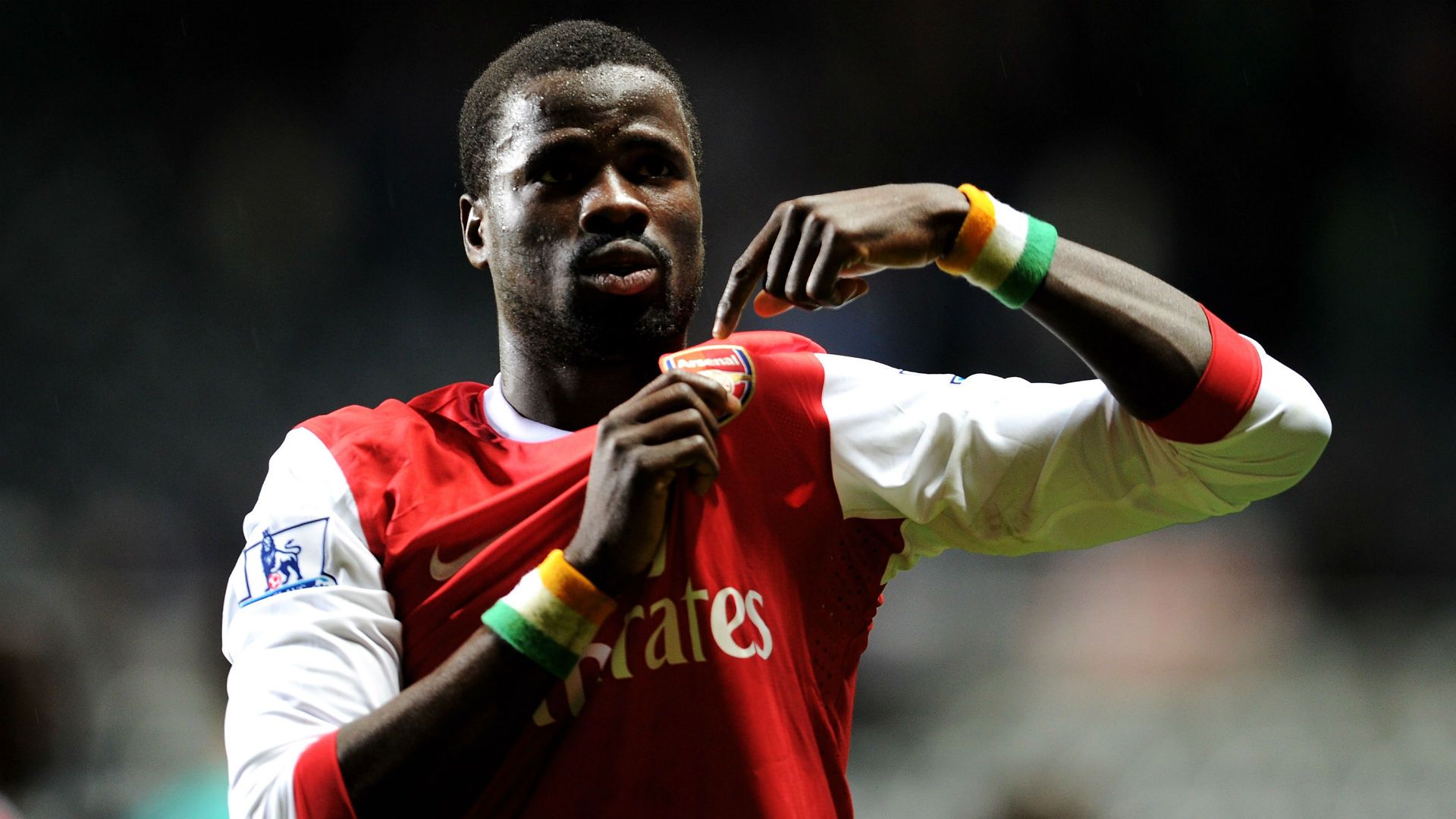 Emmanuel Eboue’nin transferi kanındaki anormallik yüzünden askıya alındı – Goal.com