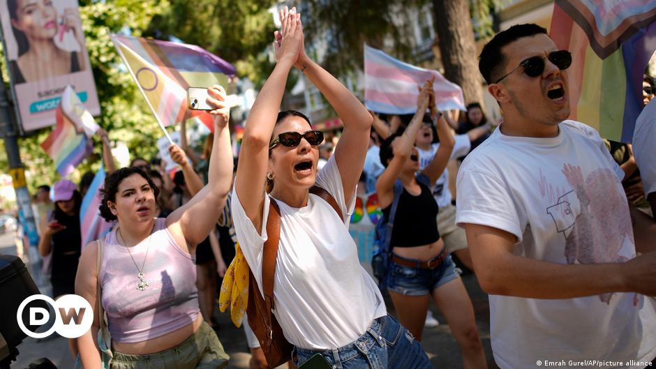 Turkey: Istanbul's banned Pride Parade leads to arrests - DW (English)