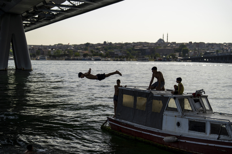 İstanbul Nemli Havada Boğuluyor