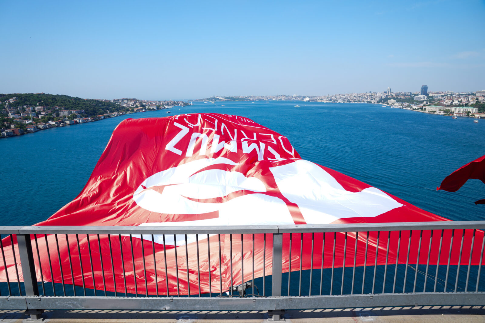 Turkish flags unfurl on Istanbul bridges to honor July 15 coup attempt victims - Türkiye Today