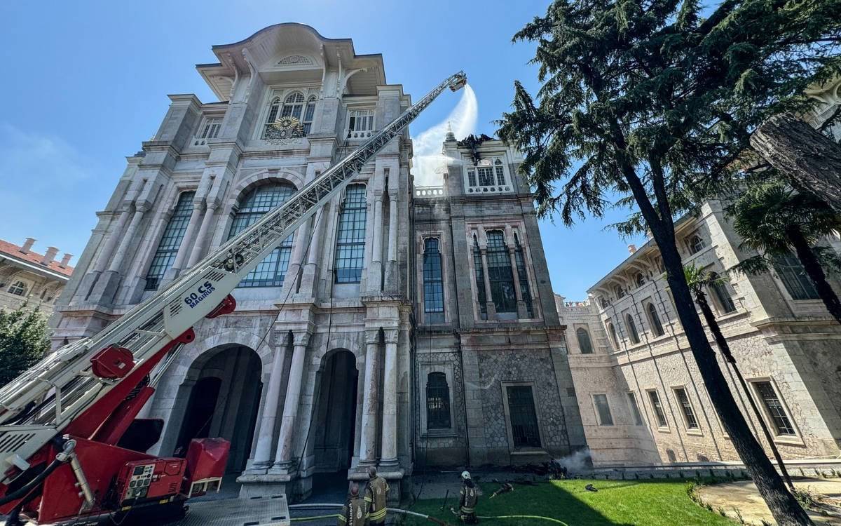 İstanbul’da Tarihi Üniversite Binasında Yangın Kupolenin Çökmesine Neden Oldu – biane