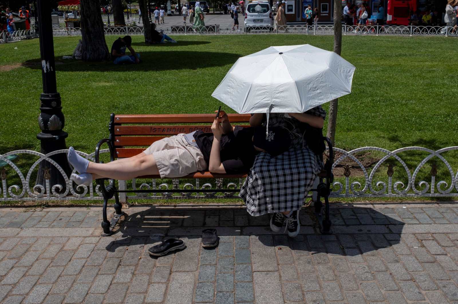 Sweltering temperatures empty Istanbul’s parks, shorelines - Daily Sabah