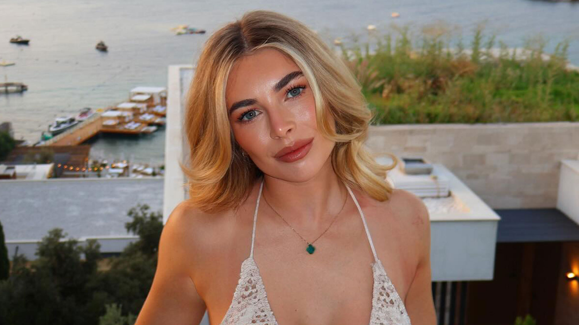 Man Utd star Scott McTominay’s girlfriend puts on busty display in plunging top as fans say ‘come to Gal... - The Irish Sun