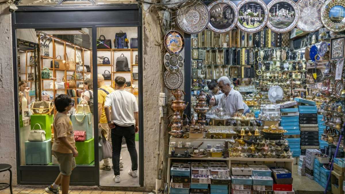 Sahte lüksler Geleneksel Değerleri Pazarlıyor: İstanbul’un Kapalıçarşı’sında – Legit.ng