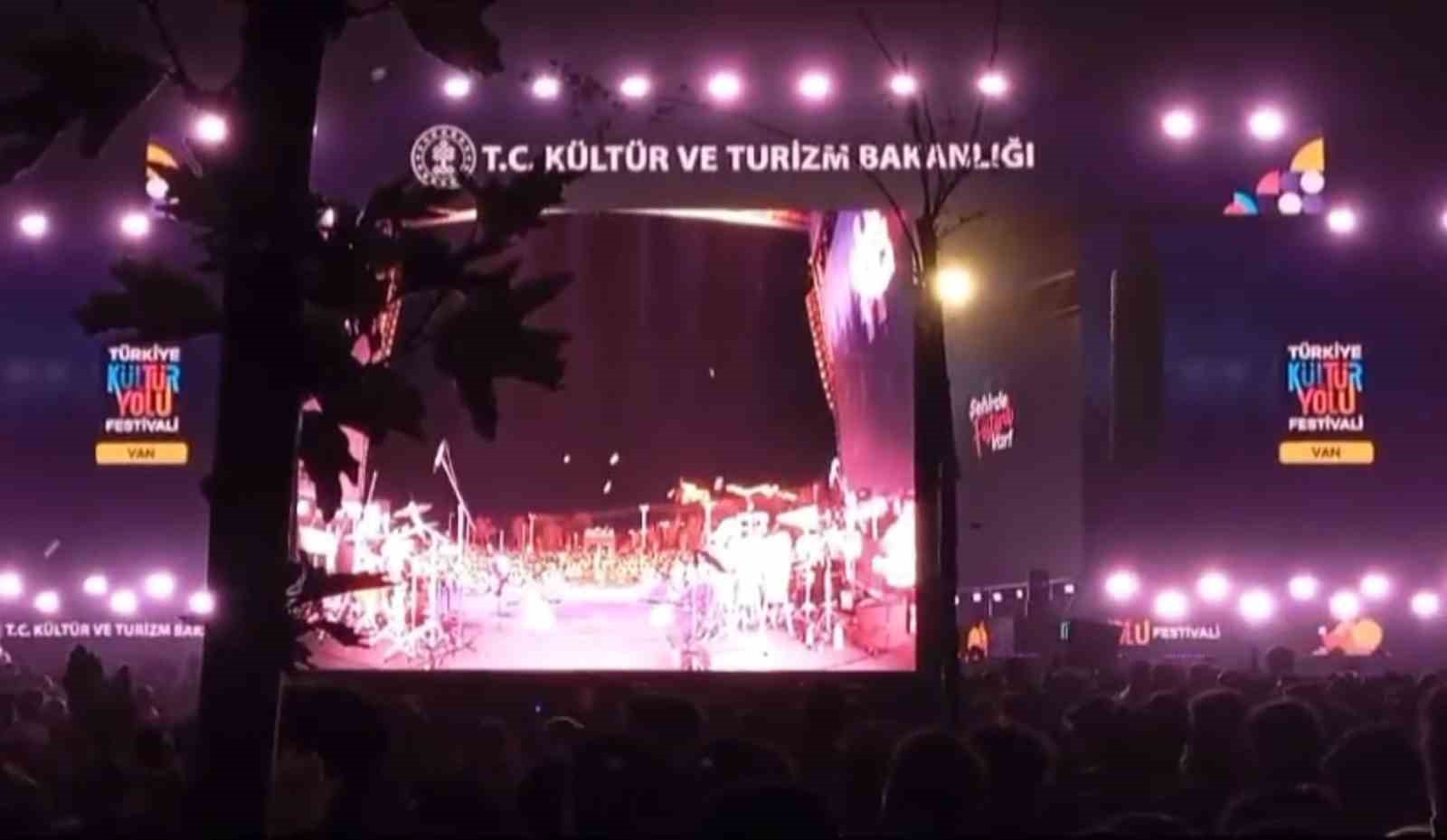 Van’da Bengü’nün Konserinde Pet Şişe Skandalı!