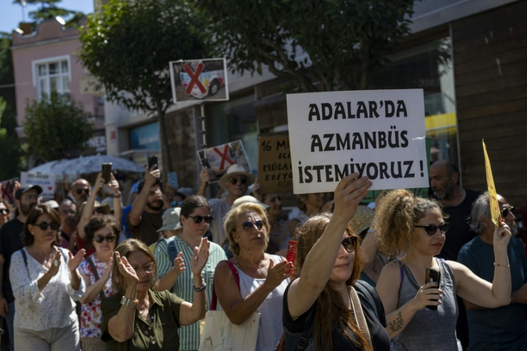 Yerliler Türk adasındaki ‘canavar otobüs’lere karşı protesto düzenledi – Yahoo Singapur Haberleri